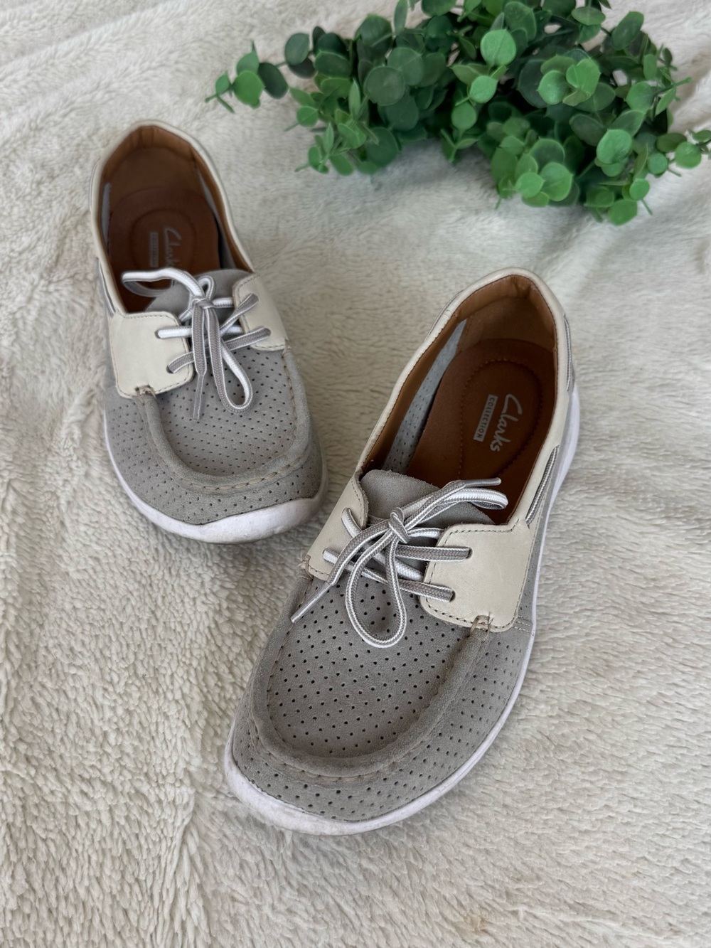 Clarks Women's Grey & Cream Perforated Lace-Up Casual Shoes Size 6.5